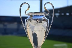 勒沃库森滕哈赫教练下课传闻：赛季初困境与信任危机